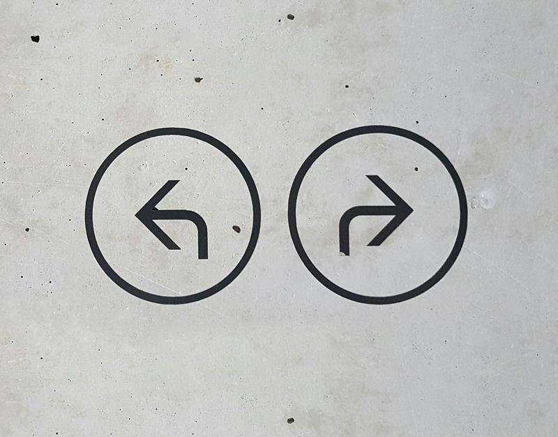 Visual representation of a decision being made. We see two arrows pointing in different directions.